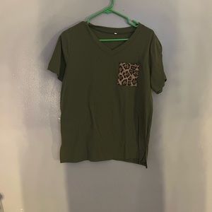 T-shirt with a cheetah print pocket